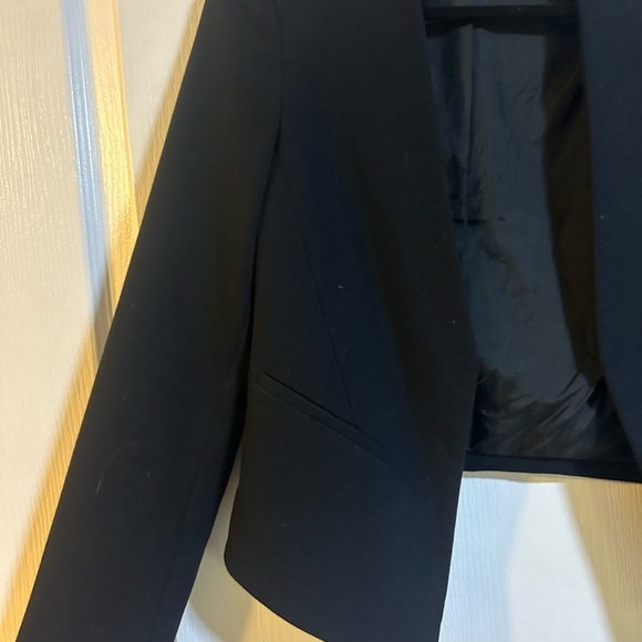 Black crop blazer. Topshop. US 4 - Picture 3 of 3